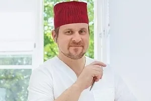 Профессор консультирует женщин с предраковыми заболеваниями шейки матки